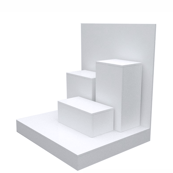 Escaparate modular blanco con tarima y pedestales de diferentes alturas para exhibición de productos en tiendas y eventos.