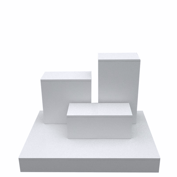 Escaparate modular con tarima y pedestales de distintas alturas, ideal para exhibición de productos en tiendas y vitrinas.