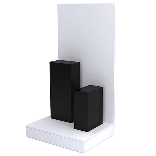 Escaparate con tarima y pedestales negros, ideal para exhibición de productos en tiendas.