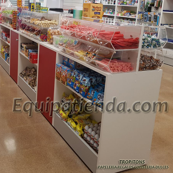 Isla central con carameleras de metacrilato y estantes inferiores para snacks y golosinas.