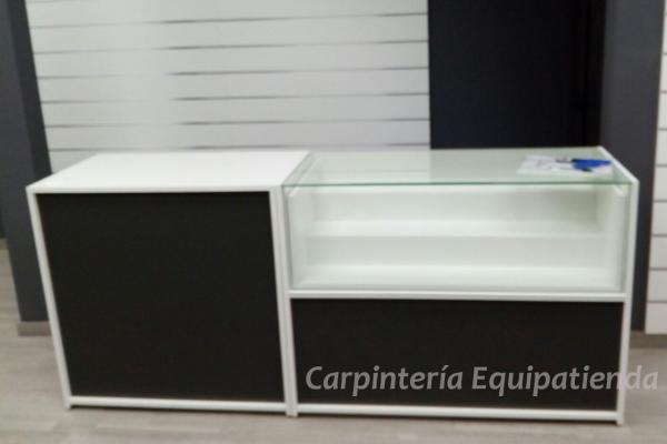 Mostrador con vitrina escalonada y módulo de venta, en melamina y cristal templado. Ideal para tiendas, comercios o recepciones.