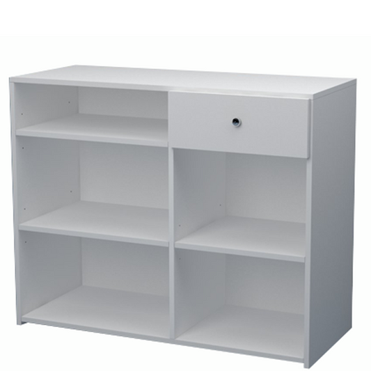 Mostrador blanco con estantes regulables y cajón, ideal para tiendas y oficinas.