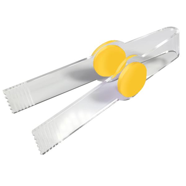Pinza para golosinas fabricada en metacrilato, disponible en varios colores y diseños a escoger. Accesorio práctico, higiénico y personalizable para tiendas de chuches, autoservicio y zonas de exposición.