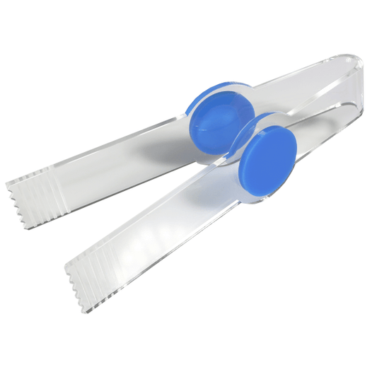 Pinza para golosinas fabricada en metacrilato, disponible en varios colores y diseños a escoger. Accesorio práctico, higiénico y personalizable para tiendas de chuches, autoservicio y zonas de exposición.