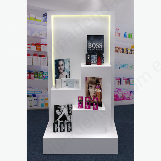 Tarima expositora con pedestales escalonados e iluminación LED, fabricada a medida en melamina lacada. Mobiliario comercial ideal para exhibición de productos destacados en tiendas, escaparates o farmacias. Diseño visualmente atractivo y funcional.