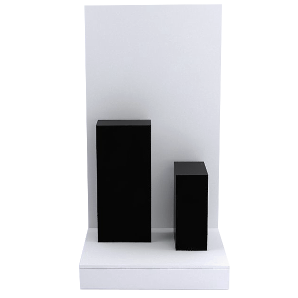 Escaparate con tarima y pedestales negros, ideal para exhibición de productos en tiendas.