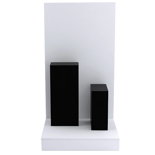 Escaparate con tarima y pedestales negros, ideal para exhibición de productos en tiendas.