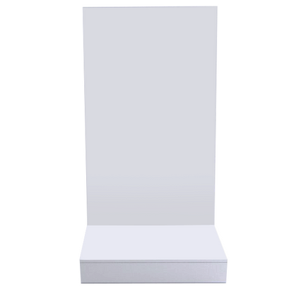 Escaparate de 90x70x170cm con fondo alto y pedestales de diferentes alturas, iluminación LED. Mobiliario comercial fabricado a medida.
