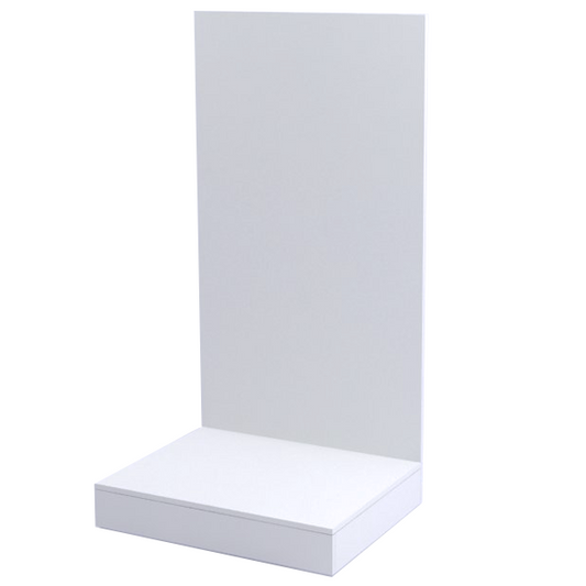 Escaparate modular blanco con tarima y panel vertical, ideal para exhibición de productos en tiendas.