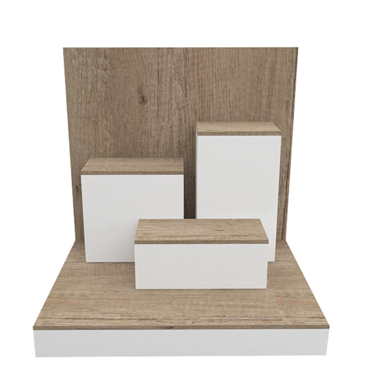 Escaparate con pedestales en distintos tamaños, acabados en blanco y roble. Mobiliario comercial fabricado a medida en melamina, ideal para destacar productos en tiendas, escaparates y zonas de promoción. Diseño limpio, elegante y funcional.