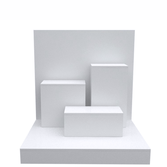 Escaparate modular blanco con tarima y pedestales de diferentes alturas para exhibición de productos en tiendas y eventos.