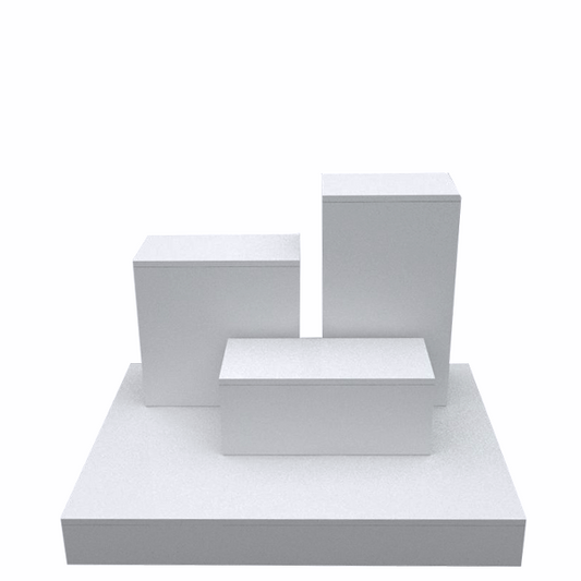 Escaparate modular con tarima y pedestales de distintas alturas, ideal para exhibición de productos en tiendas y comercios.