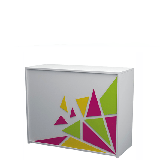 Mostrador blanco con diseño geométrico en metacrilato de colores vibrantes.