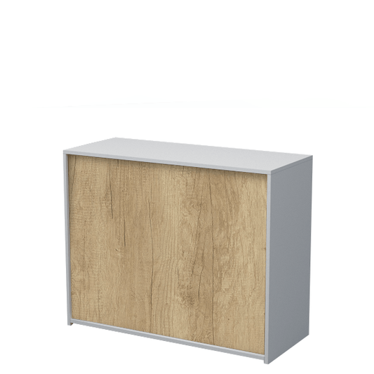 Mostrador blanco con frente en acabado roble, fabricado en melamina. Equipado con cajón y estantes ajustables para almacenamiento. Perfecto para comercios, mostradores de atención o espacios profesionales. 