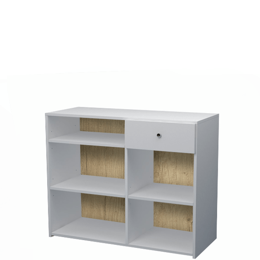 Mostrador comercial con estructura blanca y frontal en color roble, fabricado en melamina. Incluye cajón con guías metálicas y estantes regulables. Ideal para tiendas, oficinas o recepciones. Diseño cálido y funcional.