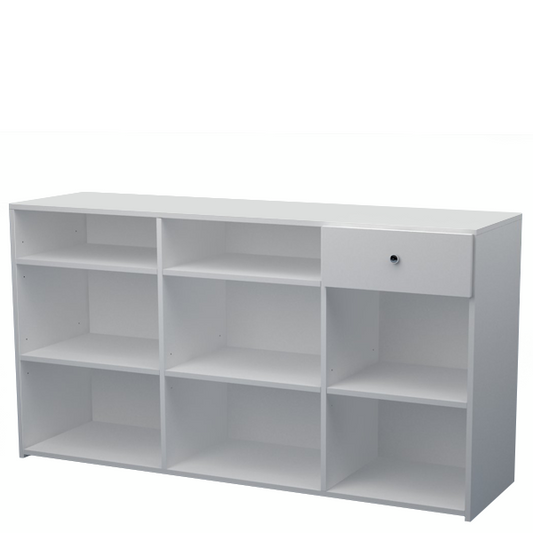 Mostrador de melamina con estantes regulables y cajón, fabricado a medida. Mueble funcional y versátil para tiendas, oficinas y puntos de atención. Diseño práctico que facilita la organización y el trabajo diario.