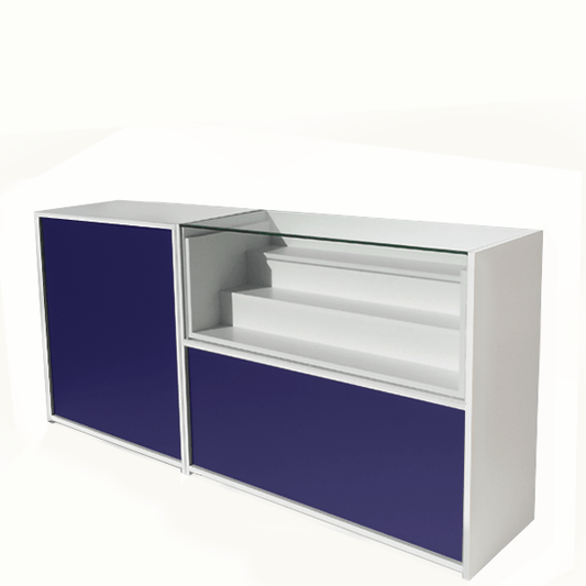 Mostrador escalonado con vitrina de cristal templado y almacenamiento integrado. Diseño moderno y funcional.