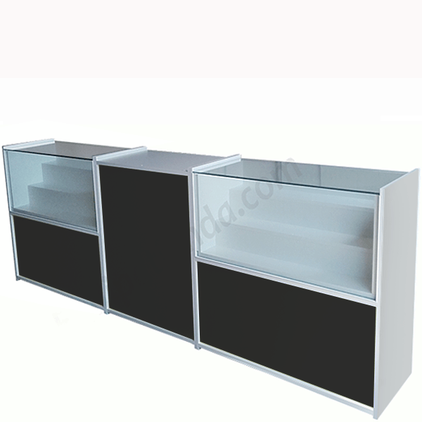 Mostrador modular con vitrinas escalonadas de cristal templado, ideal para exhibición segura y elegante.
