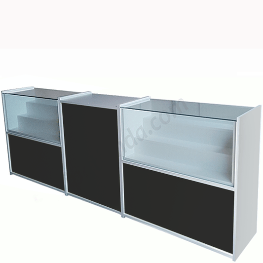 Mostrador modular con vitrinas escalonadas de cristal templado, ideal para exhibición segura y elegante.