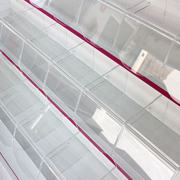 Mueble expositor con carameleras de metacrilato y compartimentos inferiores con puertas, ideal para la exhibición de productos a granel.  Diseño funcional, seguro y adaptable a distintos espacios comerciales