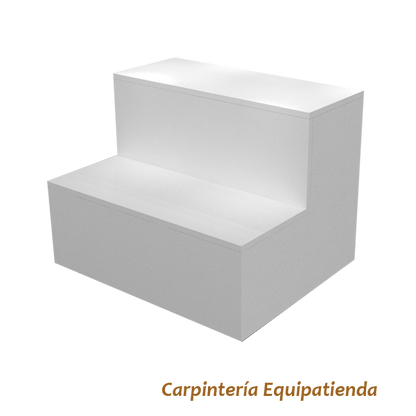 Mueble escaparate escalonado de 75x60x60cm, fabricado a medida en melamina, con puerta trasera de almacenaje. Diseño en niveles para exposición ordenada de productos en tiendas.