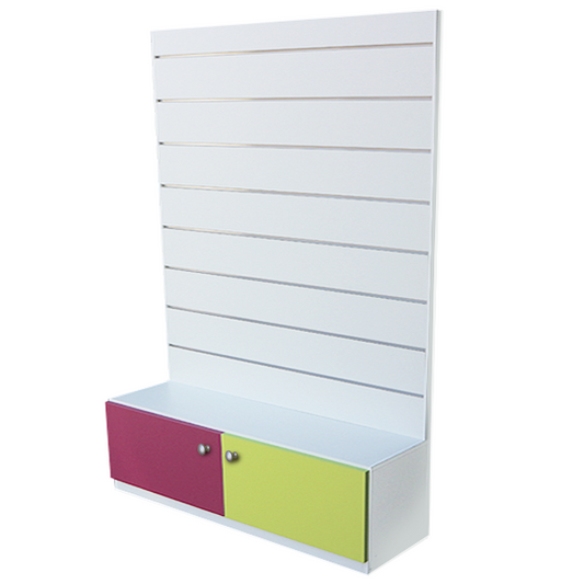 Mueble expositor con panel de lamas y almacenamiento con puertas de colores personalizables. Fabricación a medida