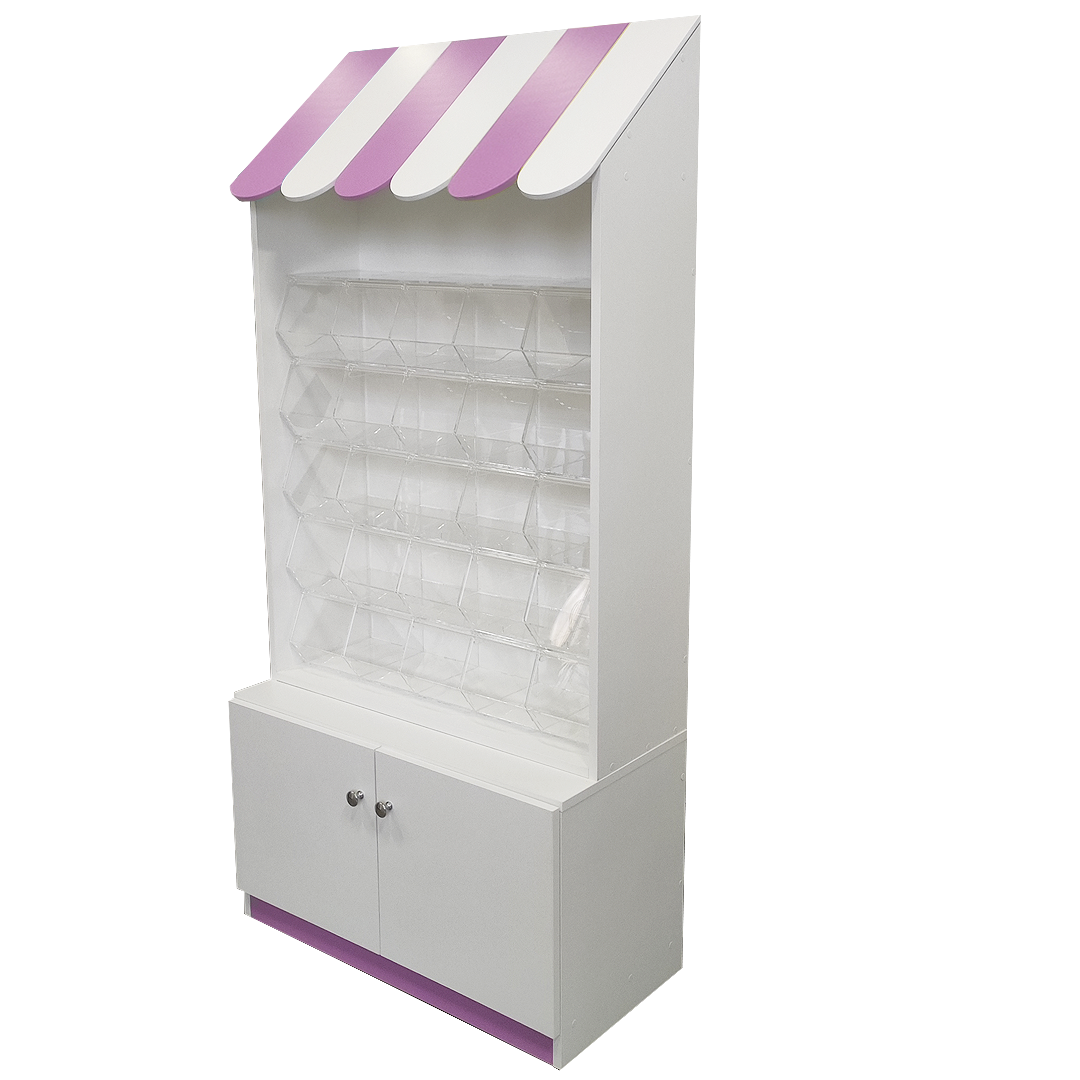Mueble de melamina con tejado decorativo, carameleras de metacrilato y espacio inferior de almacenaje con puertas. Diseño a medida para tiendas de chuches, práctico y llamativo para organizar y exponer productos de forma ordenada.