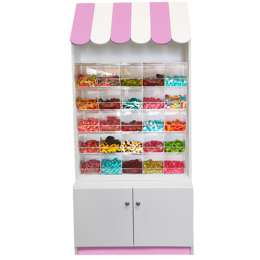 Mobiliario con metacrilato fabricado a medida para tiendas de chuches, con estructura de melamina y compartimentos inferiores para snacks. Solución práctica e higiénica para la exposición organizada de golosinas y productos de impulso.