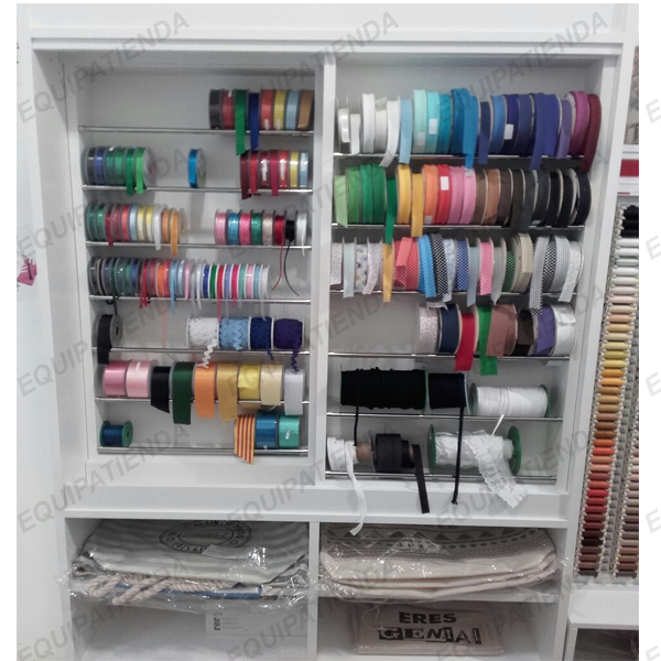 Mueble expositor para mercería con cintas y bies organizados en barras metálicas. Ideal para tiendas de mercería