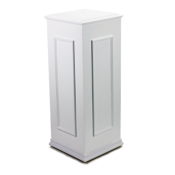 Pedestal decorativo lacado en blanco, ideal para exhibición en tiendas, galerías y escaparates. Personalizable en medidas y colores.