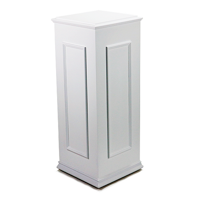 Pedestal decorativo de 30x30x80cm, en DM lacado blanco, para exposición de productos. Fabricación a medida.