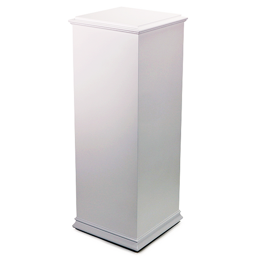 Pedestal lacado blanco para exhibición en escaparates y espacios comerciales. Diseño elegante y personalizable.