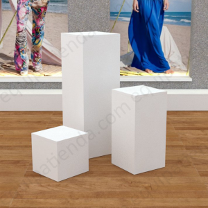 Pedestal lacado de 50x50x100cm en DM blanco con acabado satinado, ideal para exposición en tiendas y comercios.