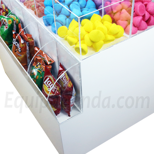Isla central con carameleras y recipientes transparentes para golosinas y snacks.