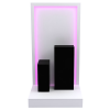 Escaparate con tarima, pedestales y panel iluminado con LED verde, ideal para exhibiciones comerciales.